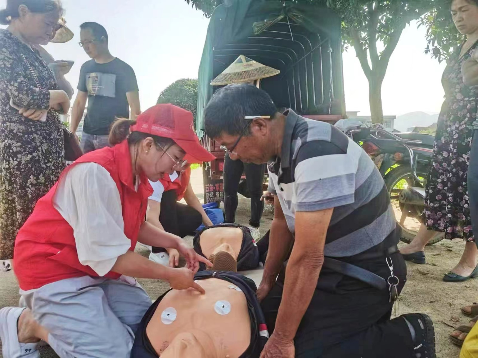 白沙中學(xué)開(kāi)展防溺水急救演練