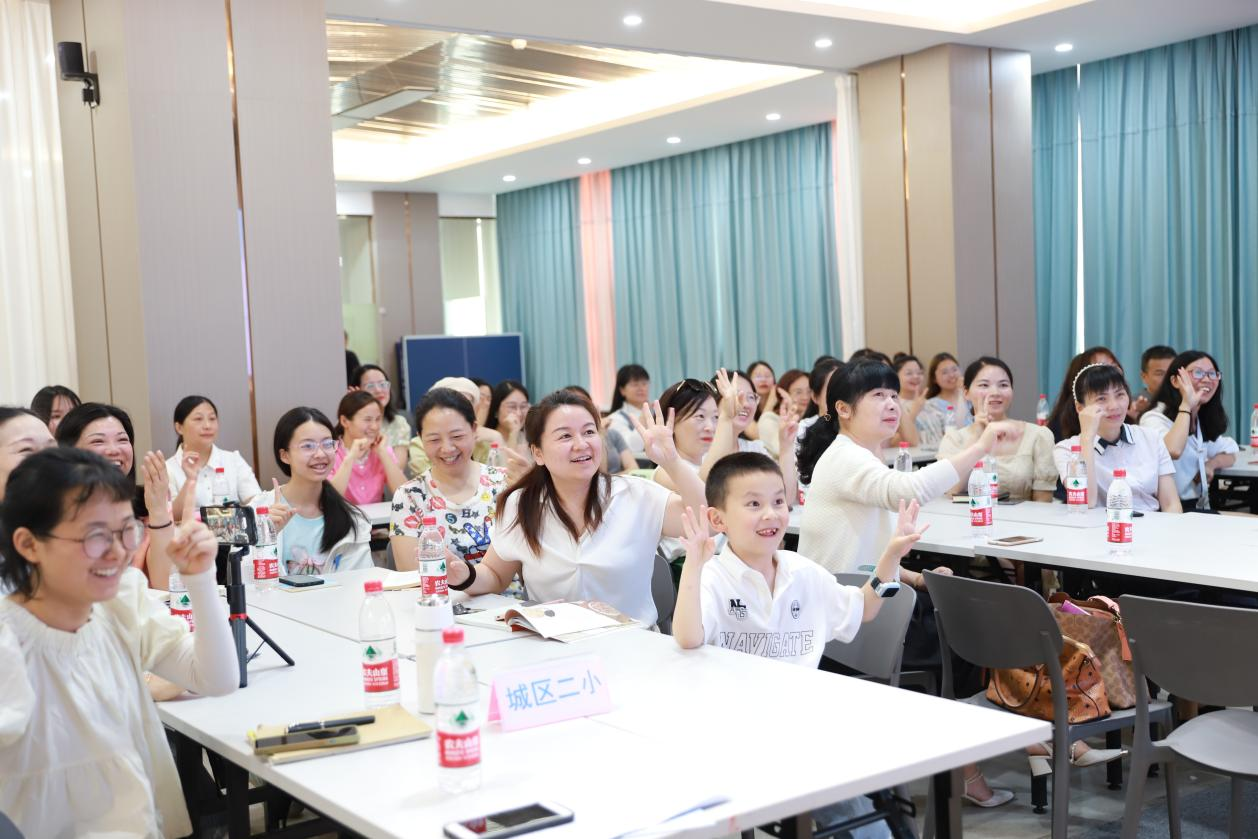 城區(qū)二小繁星讀書會：與魯迅相遇，讓教育生活“幸福而完整”