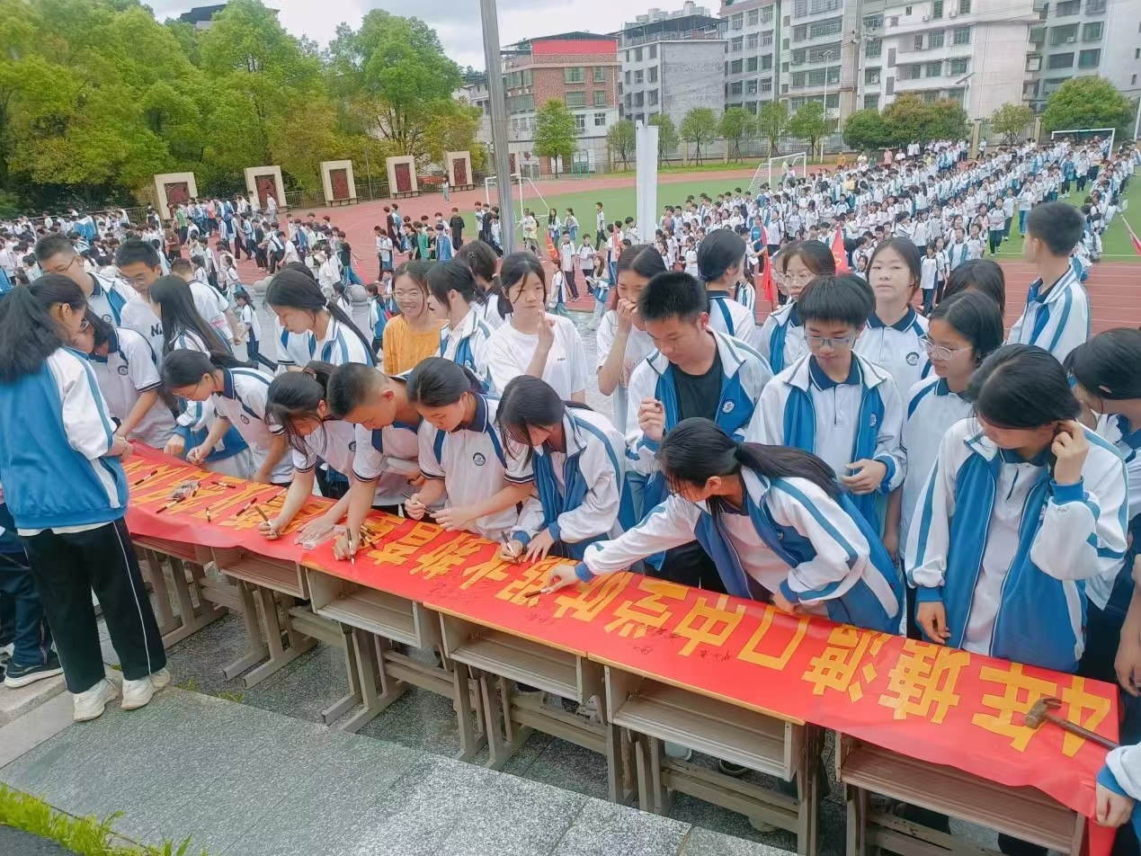 塘渡口初級(jí)中學(xué)開(kāi)展國(guó)旗下的防溺水教育