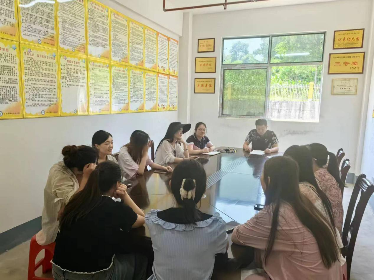 下花橋鎮(zhèn)中心幼兒園召開安全工作專題會議