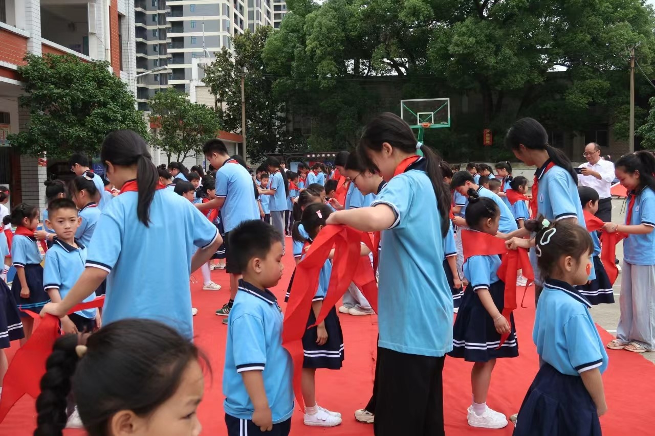 紅領(lǐng)巾愛祖國 爭做時代好隊員