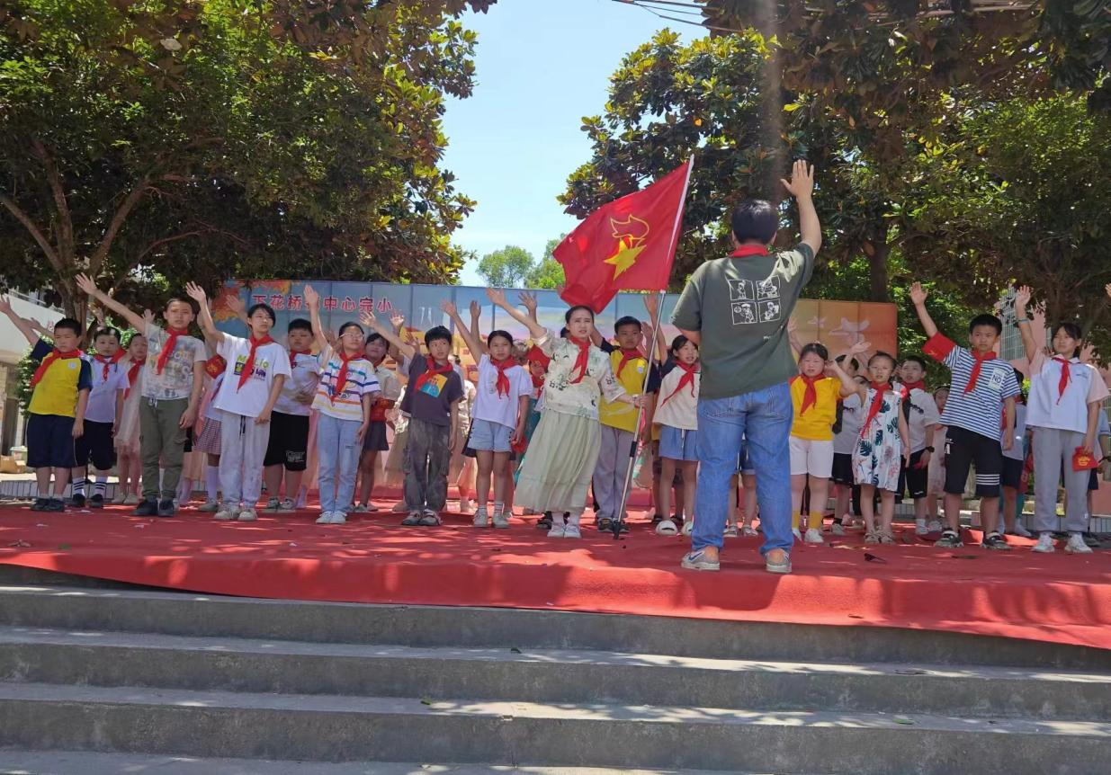 “紅領(lǐng)巾飄揚(yáng)，童心向黨愛祖國”