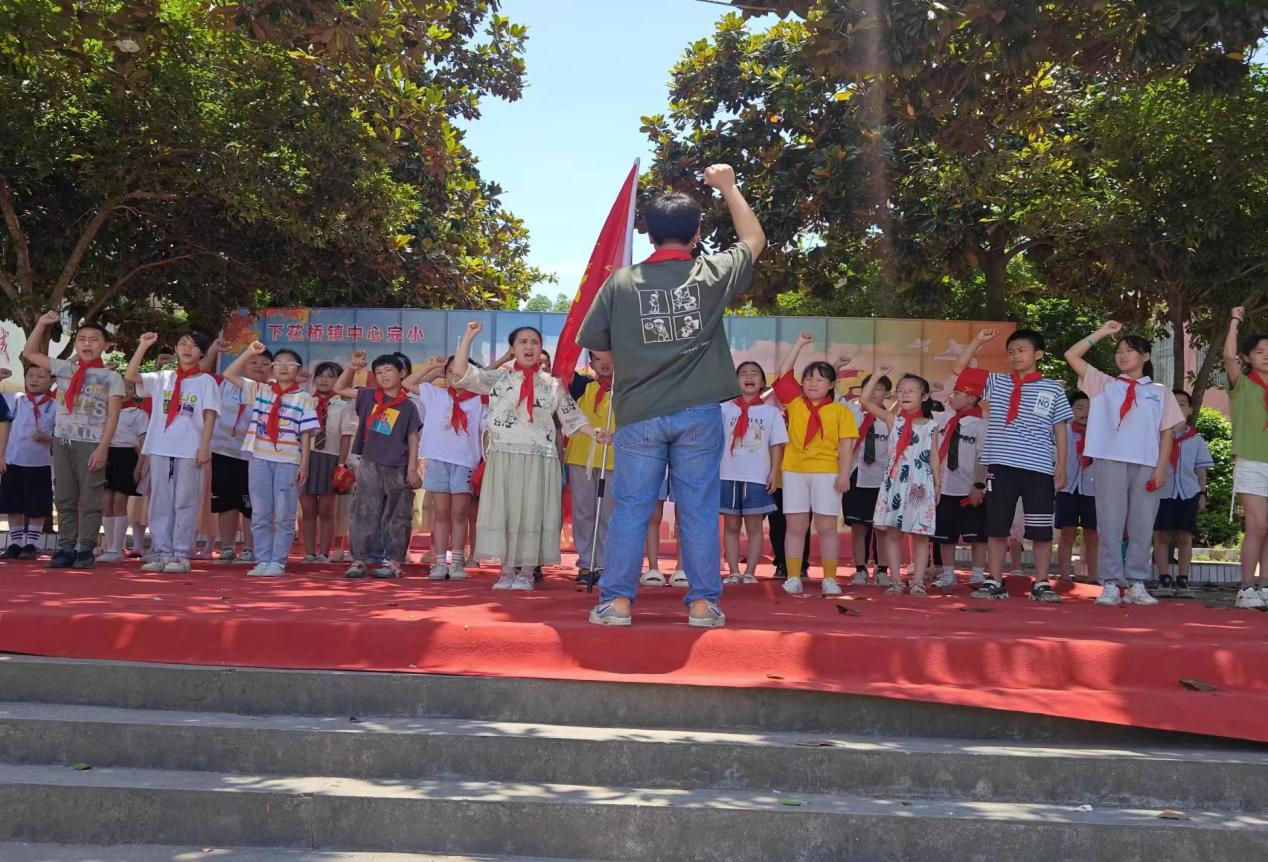 “紅領(lǐng)巾飄揚(yáng)，童心向黨愛祖國”