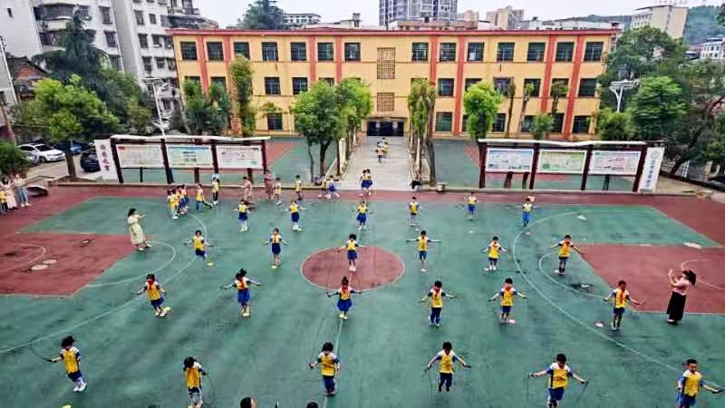 跳出健康，陽(yáng)光成長(zhǎng)