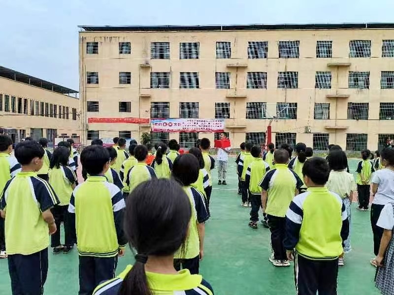 “紅領(lǐng)巾愛祖國 爭做好隊(duì)員”