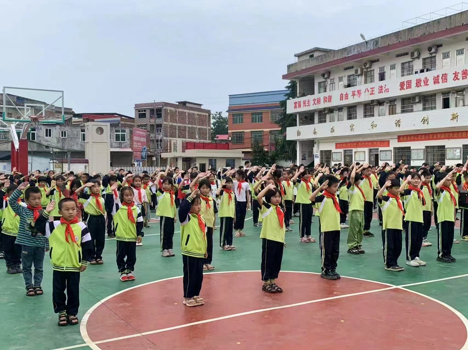 “紅領(lǐng)巾愛祖國 爭做好隊(duì)員”