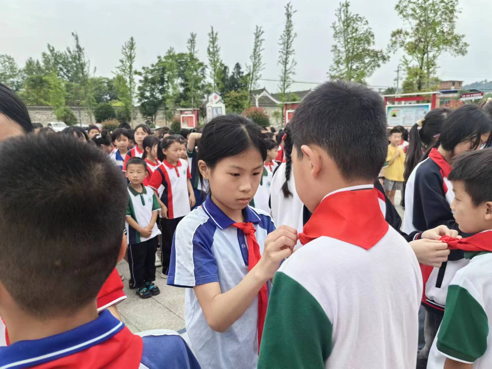 塘田市鎮(zhèn)中心完全小學(xué)舉行少先隊(duì)新隊(duì)員入隊(duì)儀式