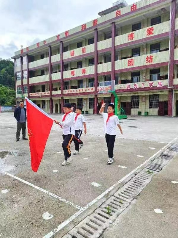 領(lǐng)巾少年強(qiáng)，星火亮校園