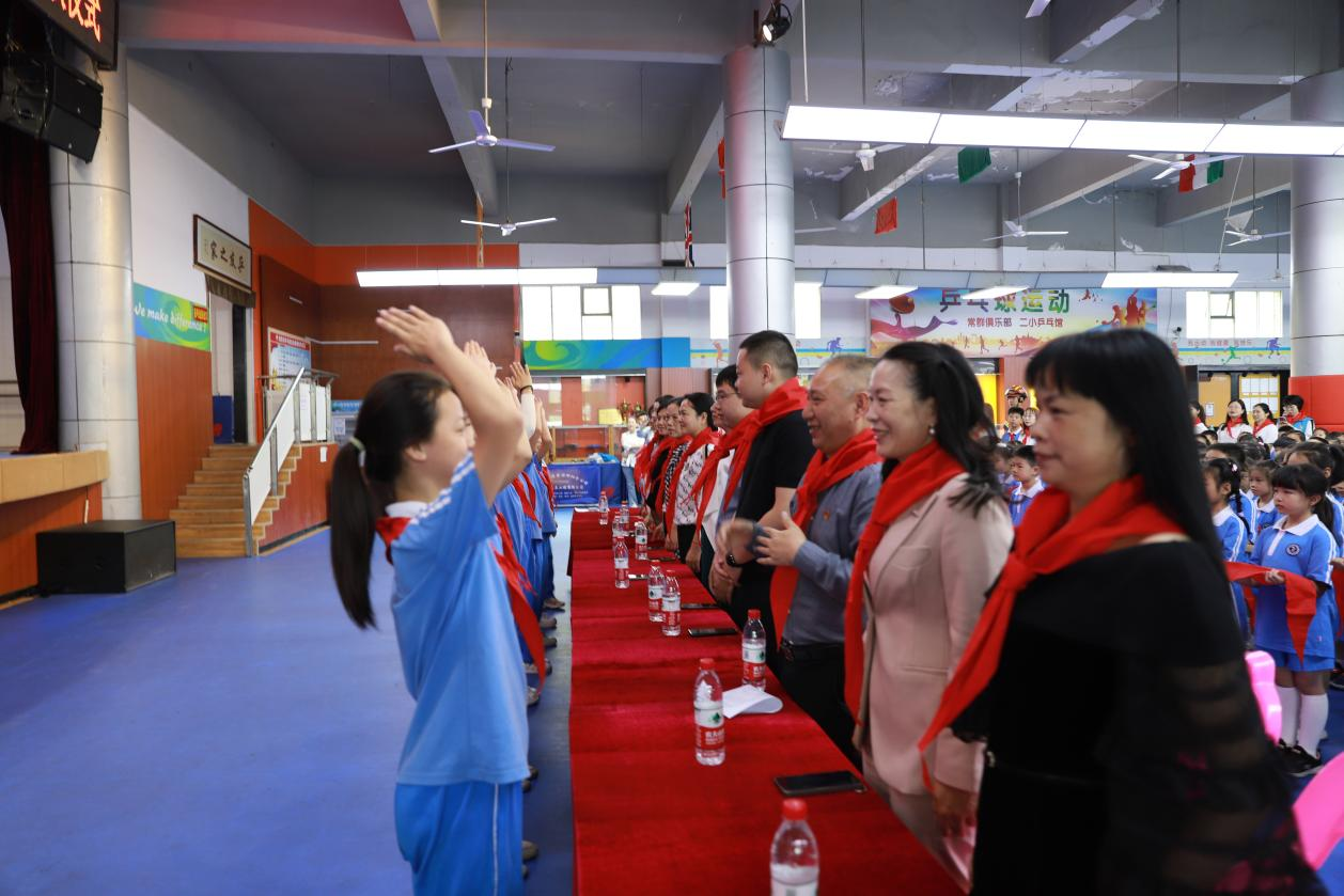 城區(qū)二小舉行“紅領巾愛祖國”新隊員入隊儀式暨頒獎典禮