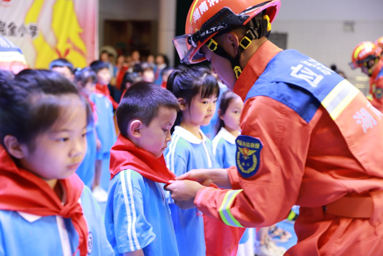 城區(qū)二小舉行“紅領巾愛祖國”新隊員入隊儀式暨頒獎典禮