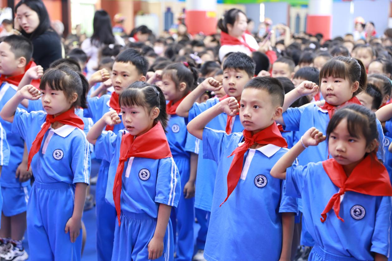 城區(qū)二小舉行“紅領巾愛祖國”新隊員入隊儀式暨頒獎典禮