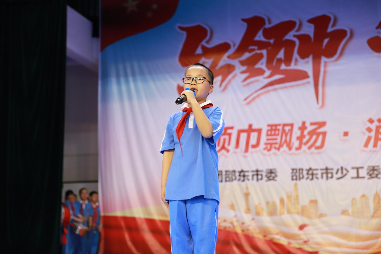 城區(qū)二小舉行“紅領巾愛祖國”新隊員入隊儀式暨頒獎典禮