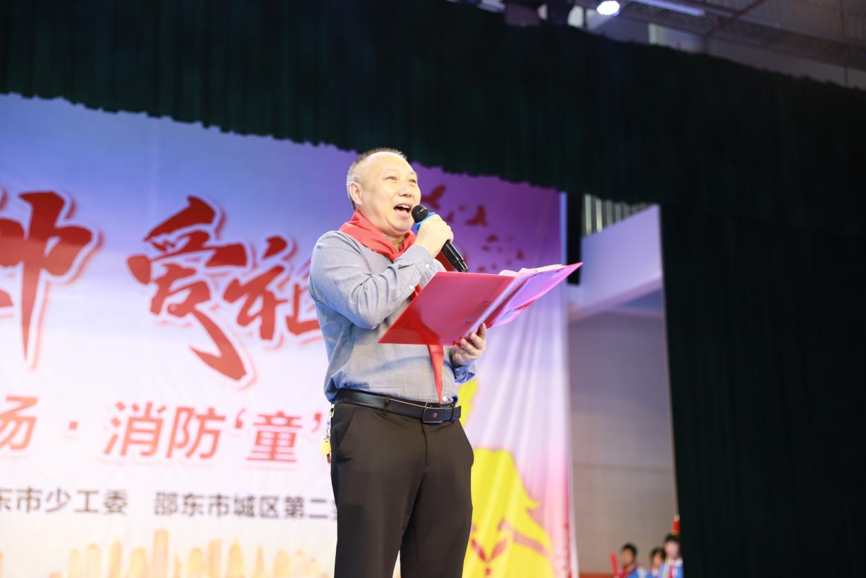 城區(qū)二小舉行“紅領巾愛祖國”新隊員入隊儀式暨頒獎典禮
