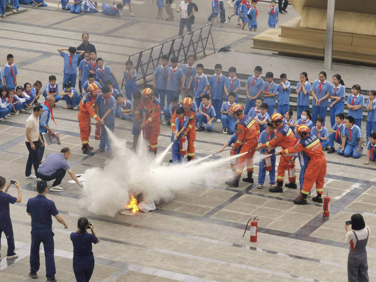城區(qū)二小舉行“紅領巾愛祖國”新隊員入隊儀式暨頒獎典禮