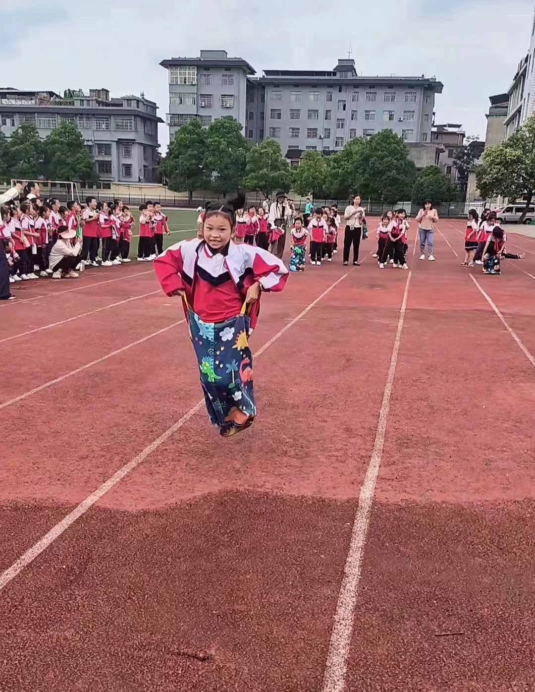 金城學(xué)校一年級(jí)舉行趣味運(yùn)動(dòng)會(huì)