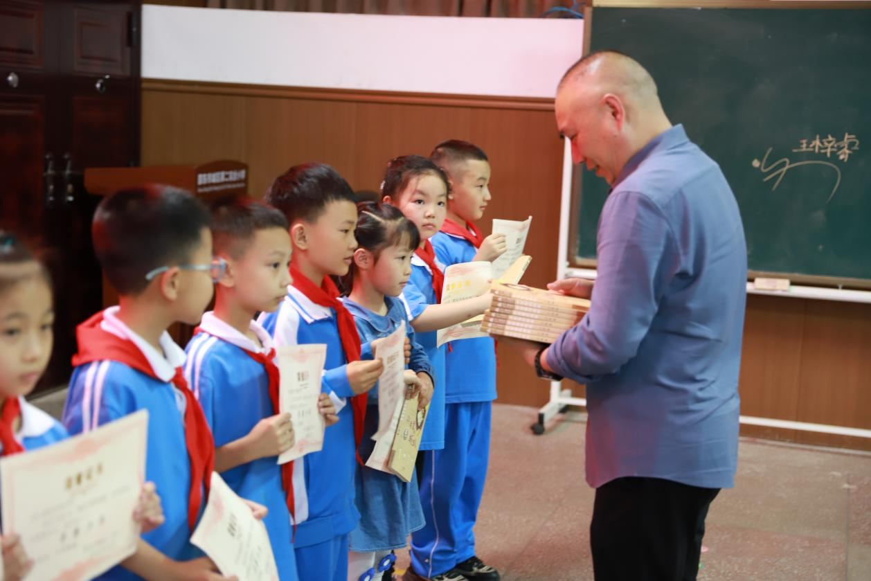 城區(qū)二小舉行“書香校園”頒獎典禮