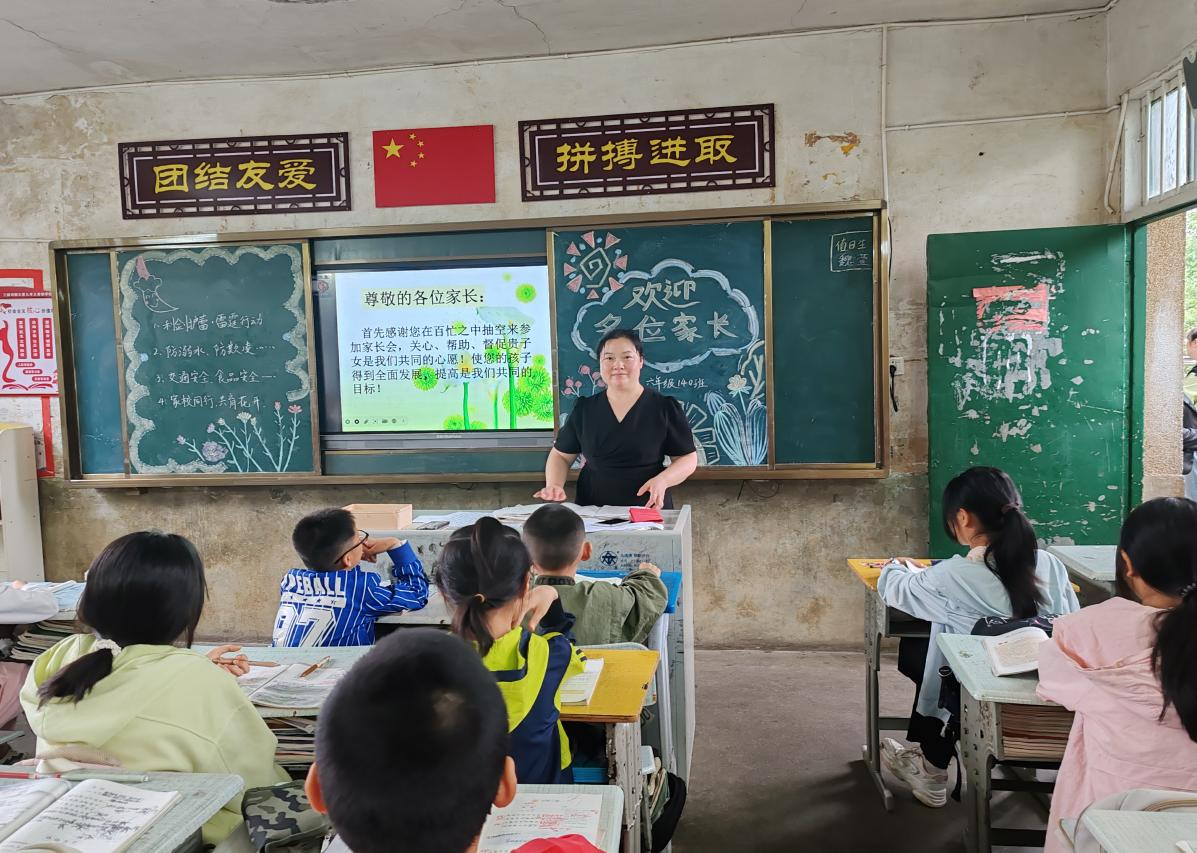 三閣司鎮(zhèn)五里九年義務(wù)制學(xué)校召開“利劍護(hù)蕾，雷霆行動(dòng)”家長會(huì)