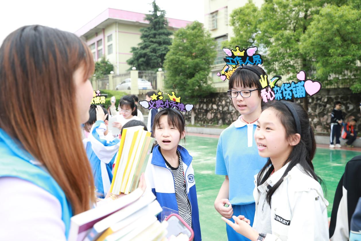 城區(qū)二小跳蚤市場(chǎng)火熱開市：用愛(ài)滋潤(rùn)“最美畢業(yè)季”