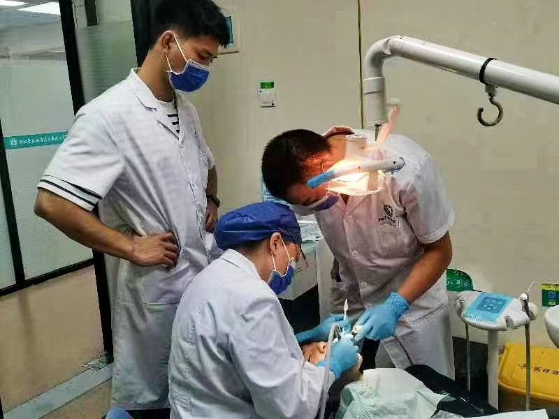 言傳身教  醫(yī)者仁心