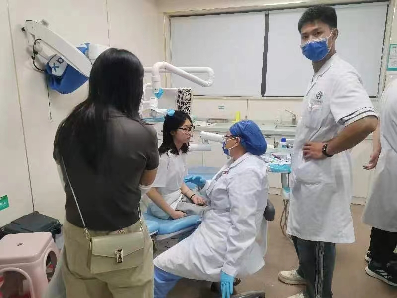 言傳身教  醫(yī)者仁心