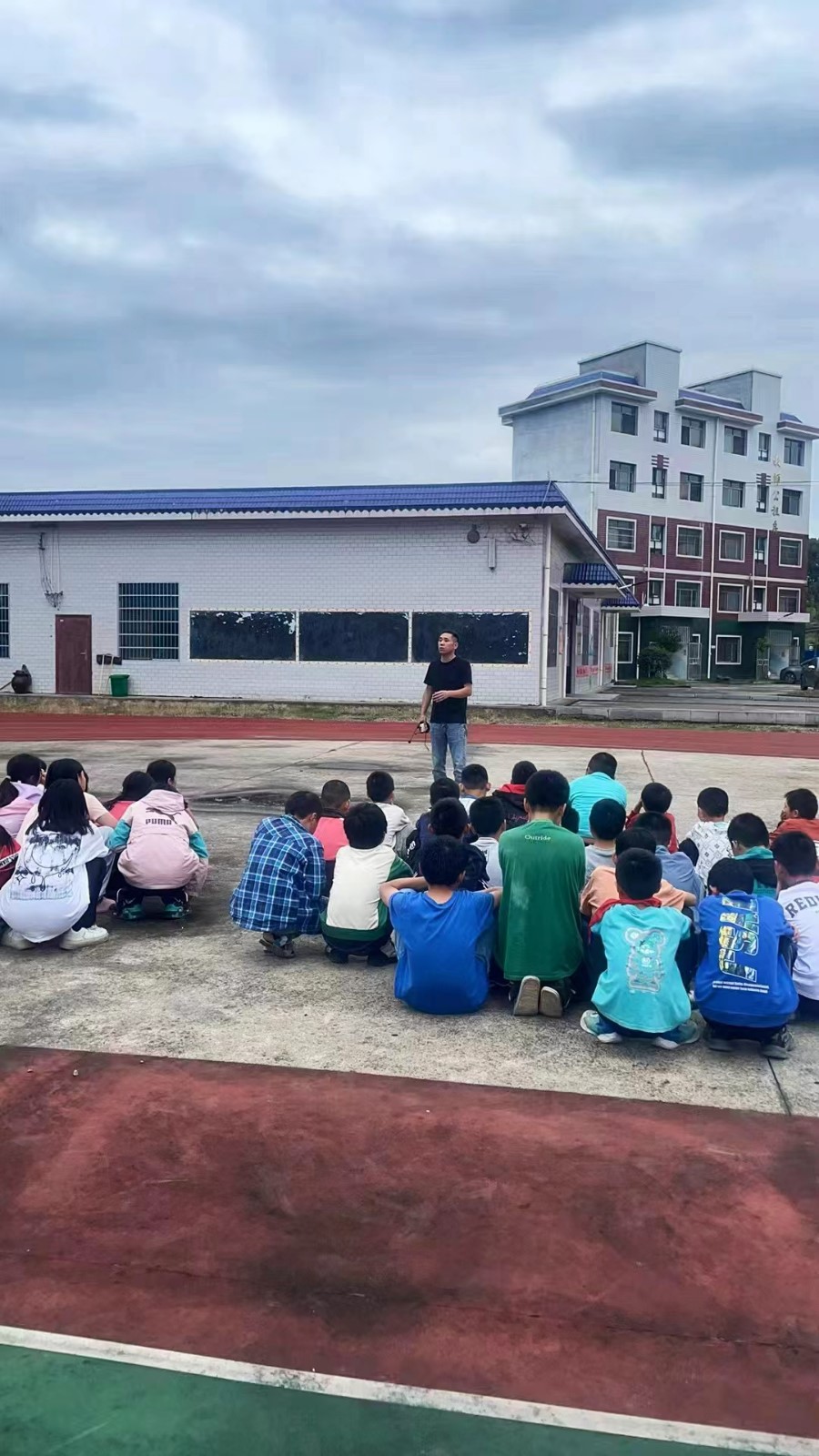 白馬田中心小學(xué)開(kāi)展宿舍消防安全演練