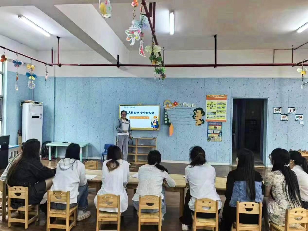下花橋鎮(zhèn)中心幼兒園召開“安全生產(chǎn)月”工作專題會(huì)議