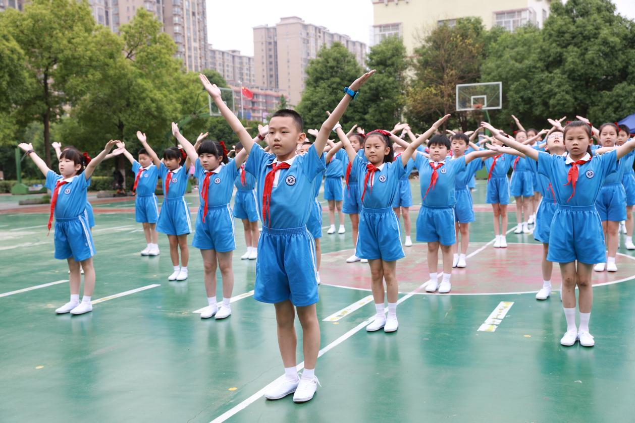 城區(qū)二小舉行廣播操比賽：團(tuán)結(jié)協(xié)作，展我風(fēng)采