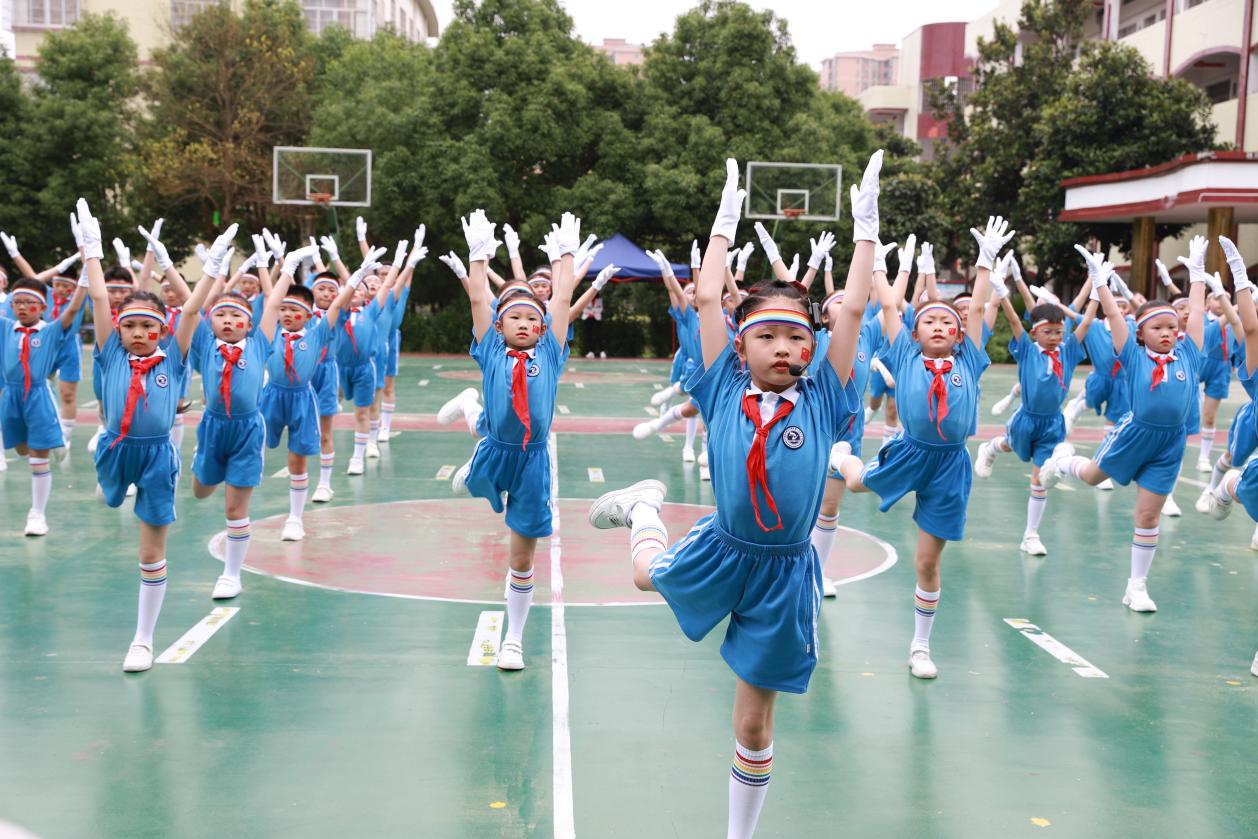 城區(qū)二小舉行廣播操比賽：團(tuán)結(jié)協(xié)作，展我風(fēng)采