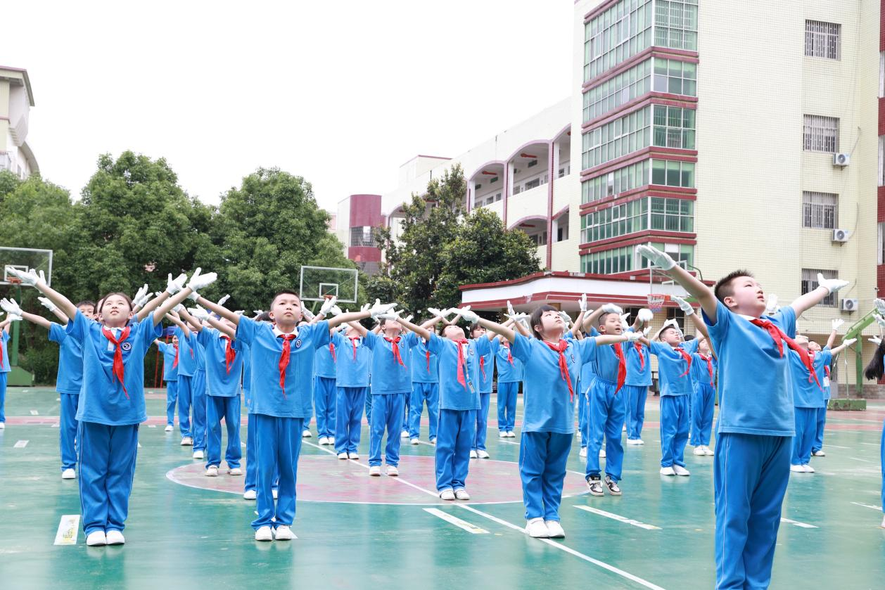 城區(qū)二小舉行廣播操比賽：團(tuán)結(jié)協(xié)作，展我風(fēng)采