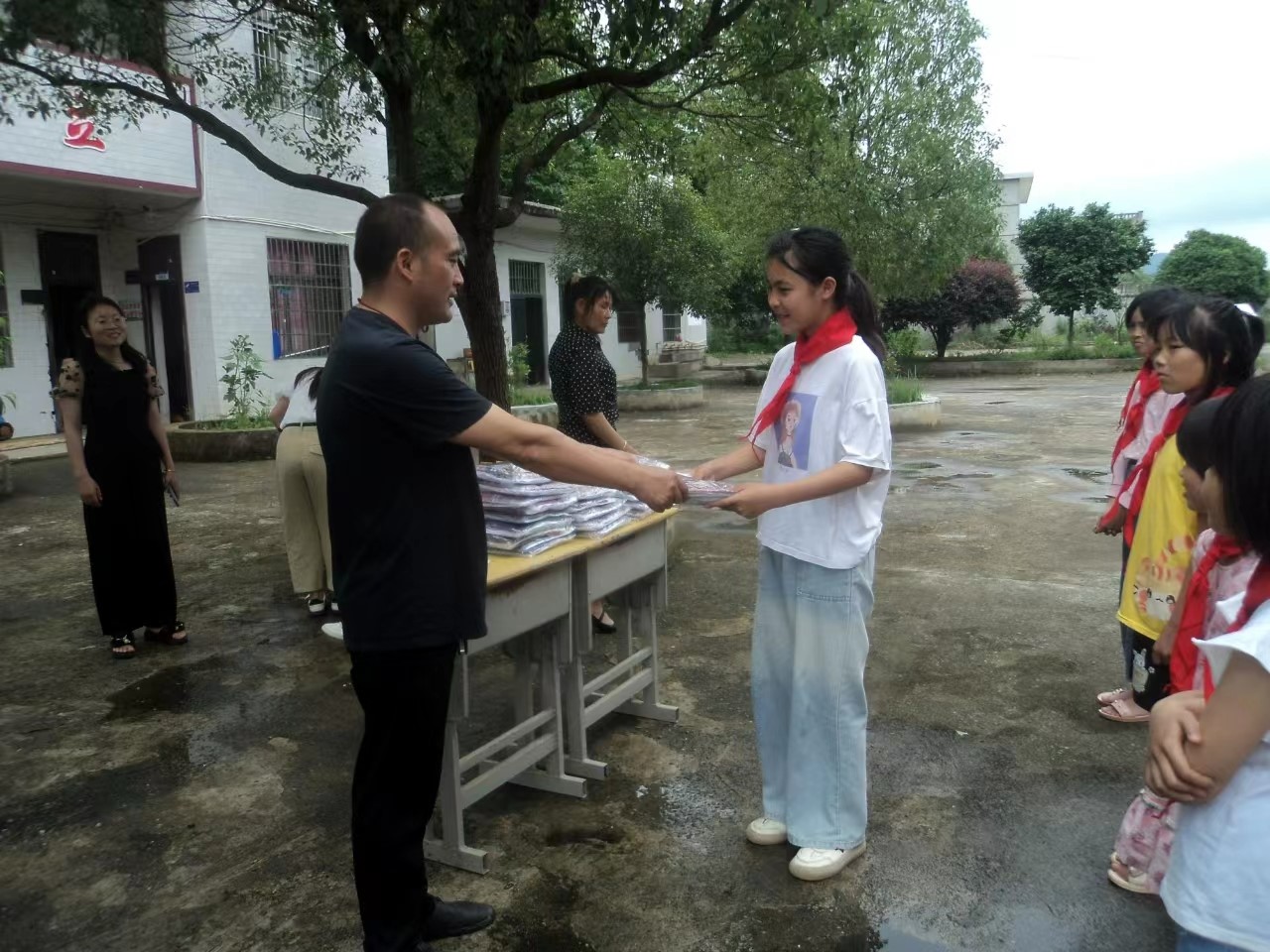 重慶市愛(ài)心老板贈(zèng)送新服裝助學(xué)邵陽(yáng)慰師生