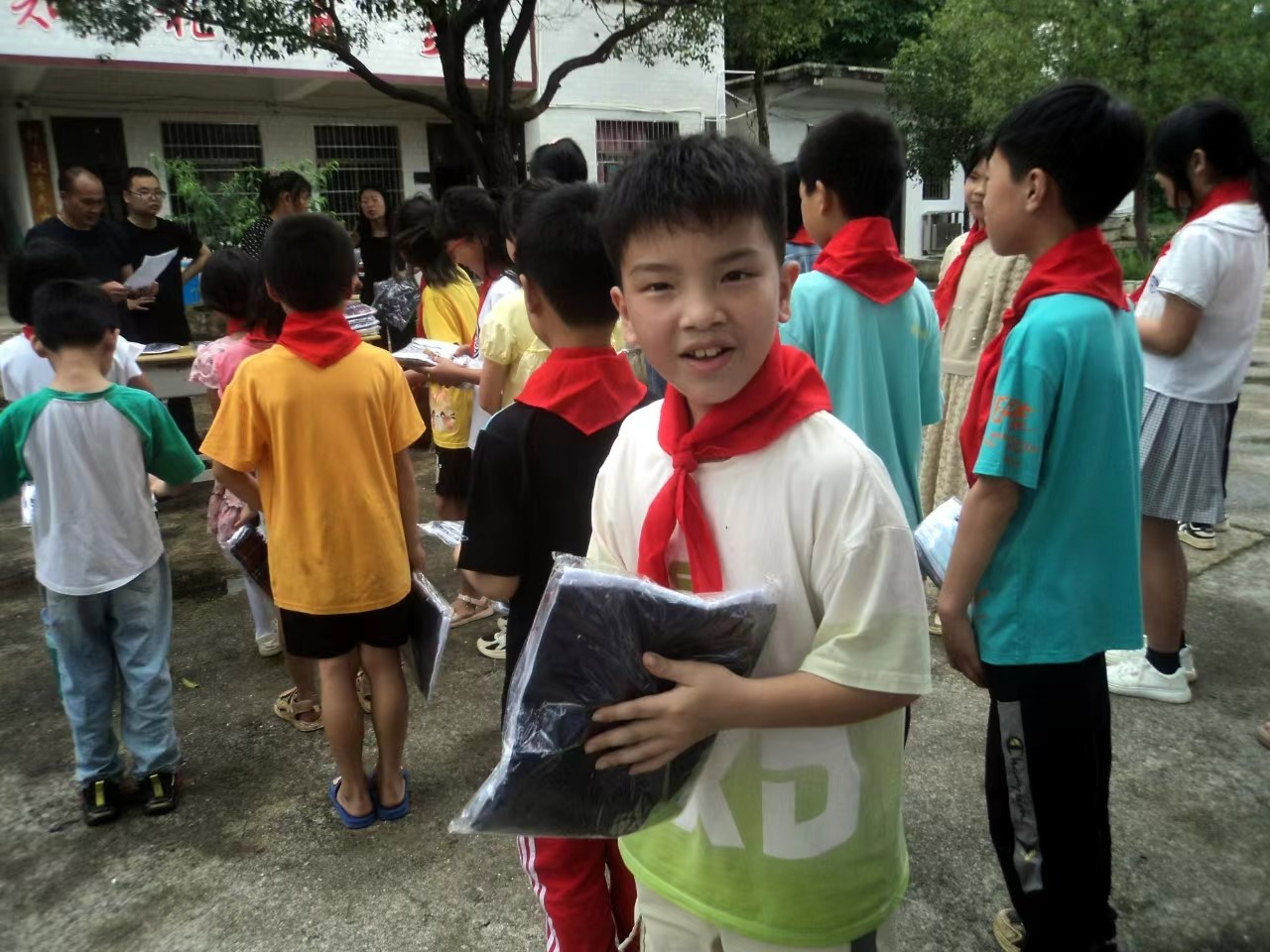 重慶市愛(ài)心老板贈(zèng)送新服裝助學(xué)邵陽(yáng)慰師生