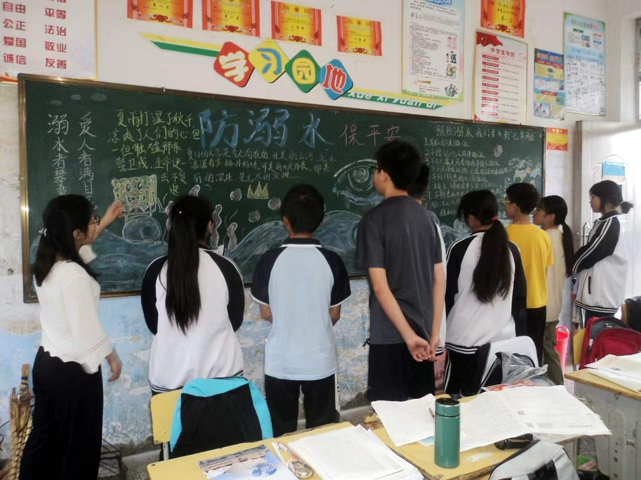 ??      下花橋鎮(zhèn)中學(xué)防溺水“板報(bào)宣傳”評(píng)比活動(dòng)有序開(kāi)展