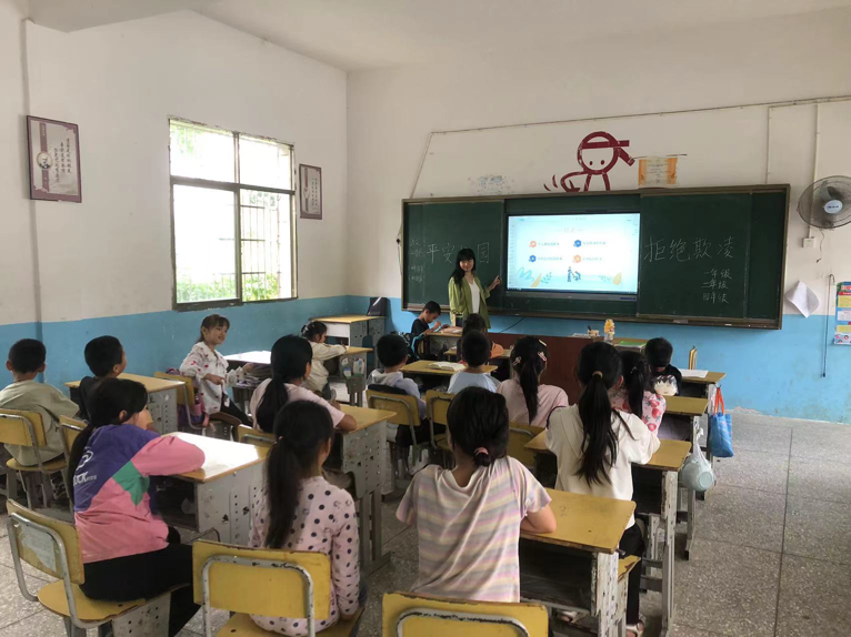 “拒絕校園暴力，學(xué)會(huì)對(duì)欺凌說不”