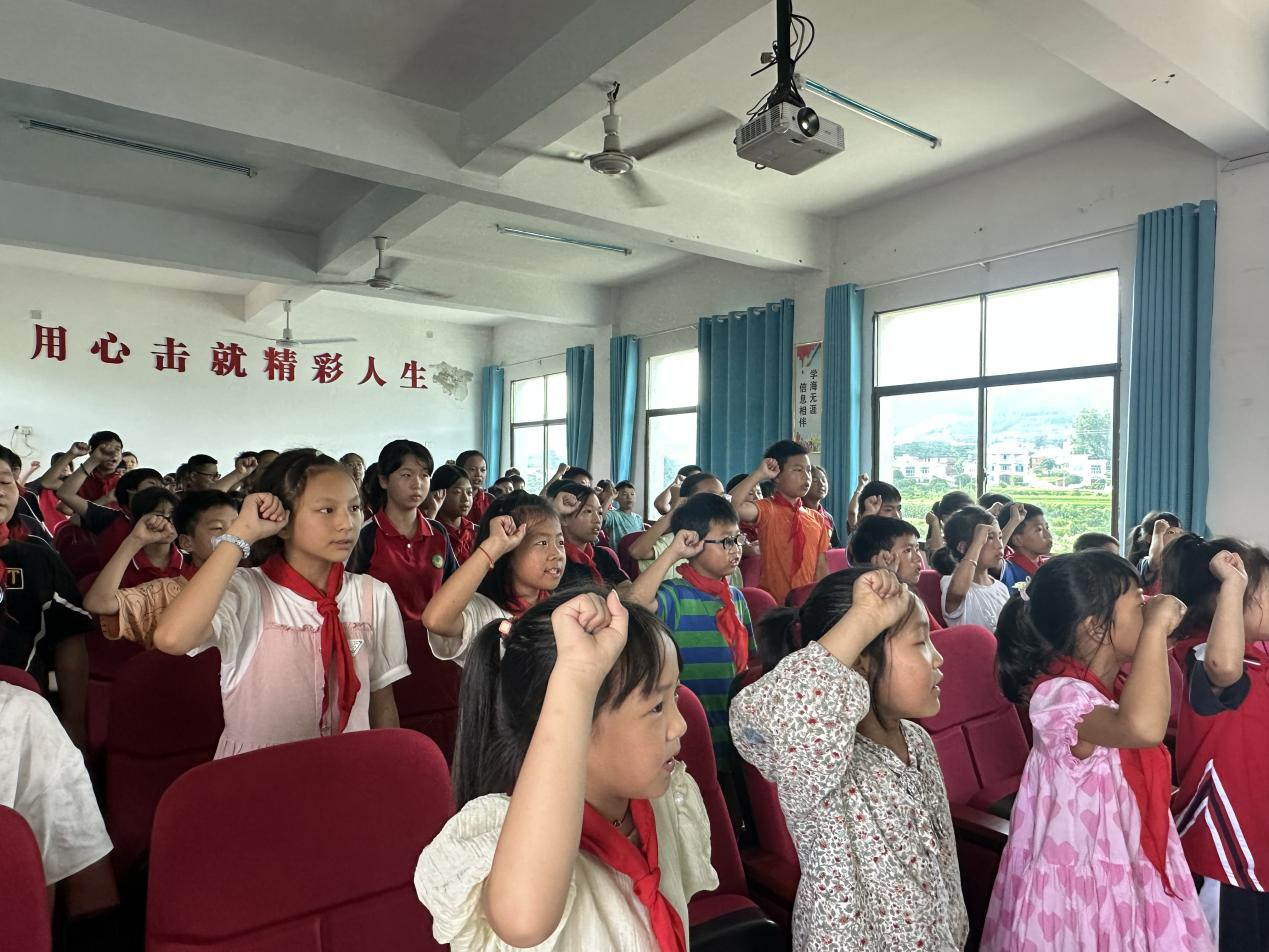 白沙中心小學(xué)舉行少先隊(duì)員入隊(duì)儀式