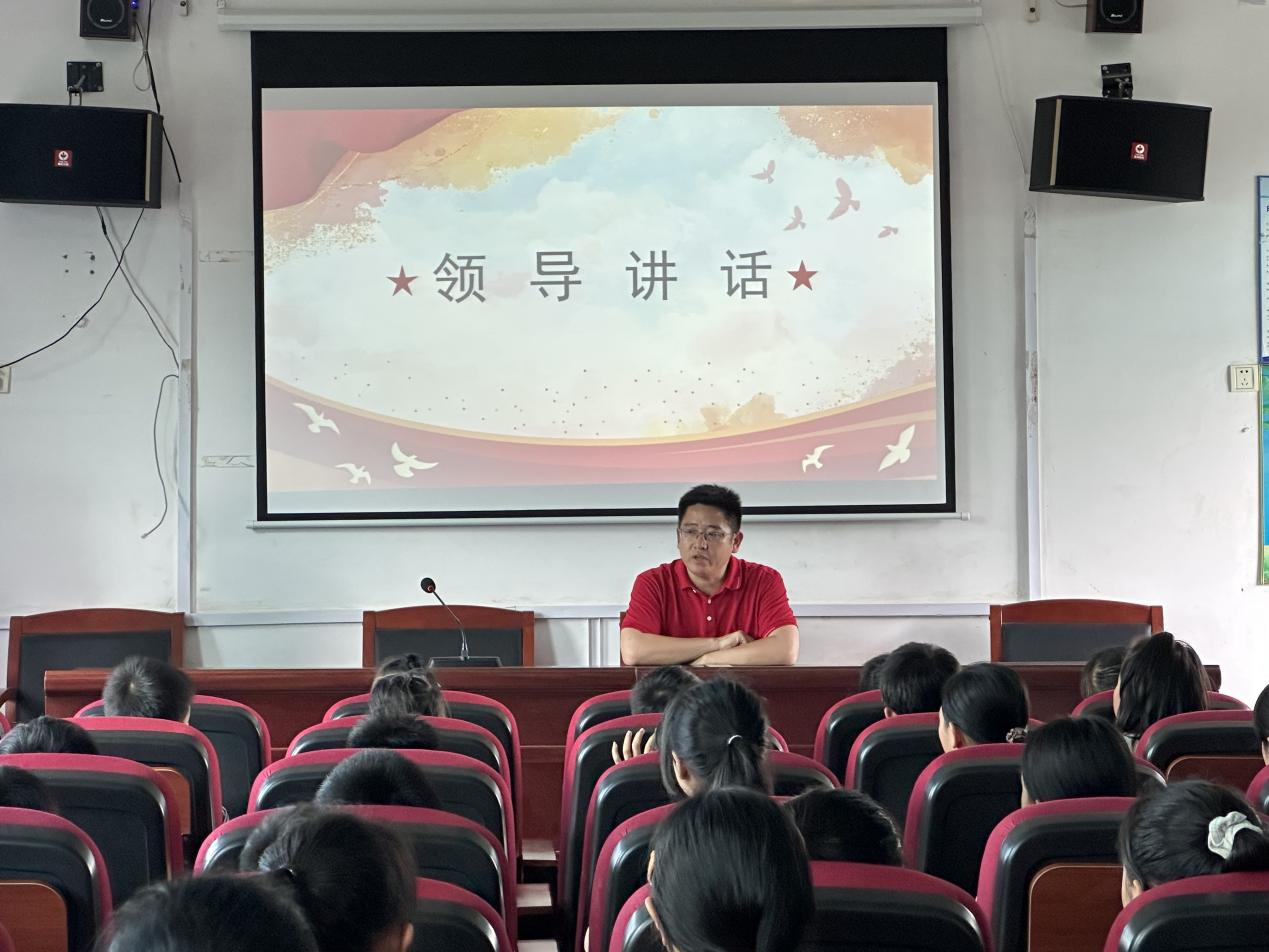 白沙中心小學(xué)舉行少先隊(duì)員入隊(duì)儀式