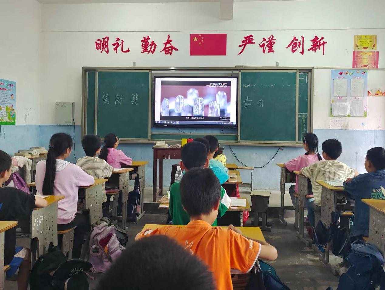 新寧縣萬(wàn)塘鄉(xiāng)白馬田中心小學(xué)開(kāi)展禁毒宣傳