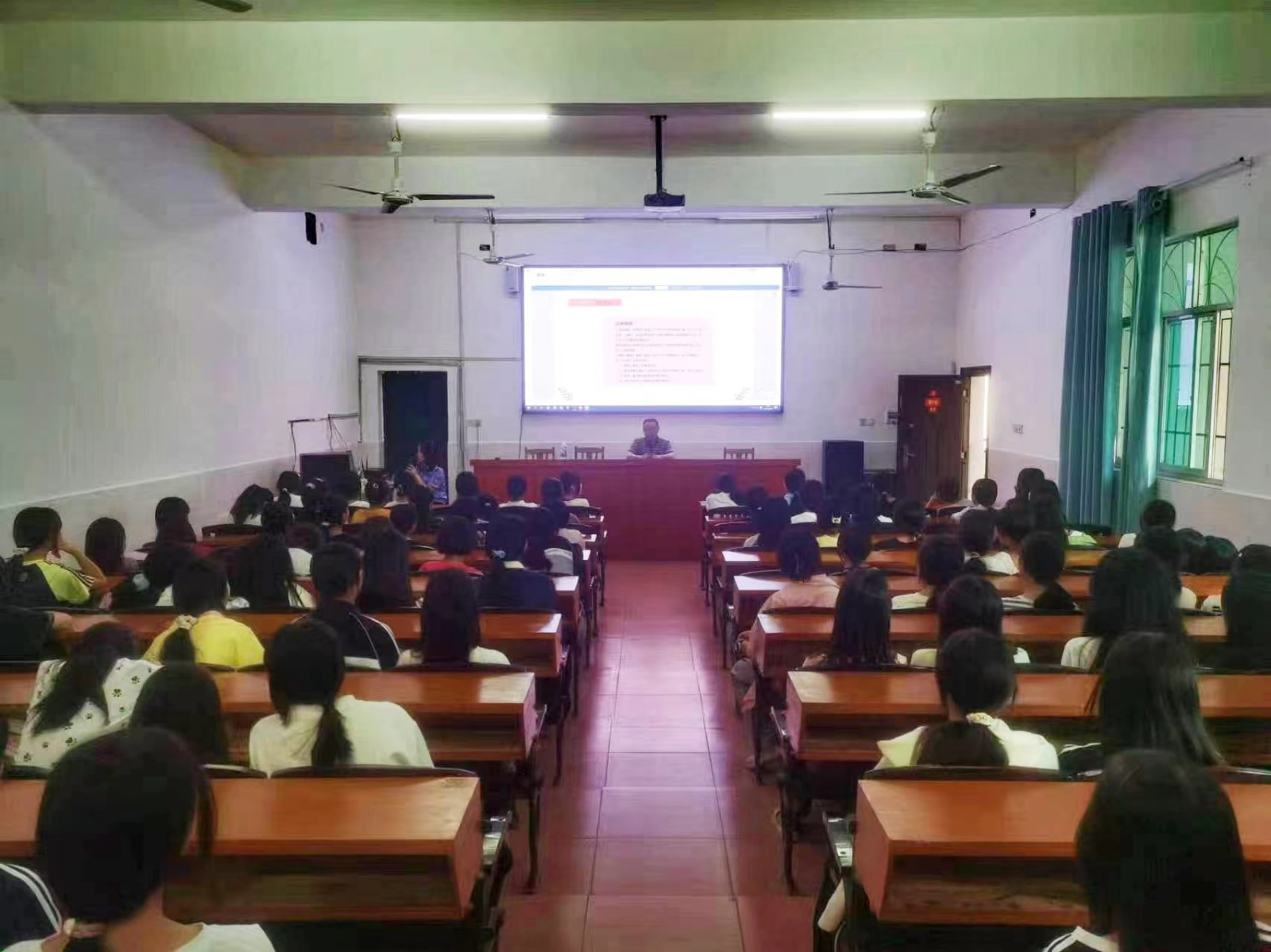 白沙中學啟動“利劍護蕾雷霆行動” 女子護蕾宣講團進校園守護學生安全