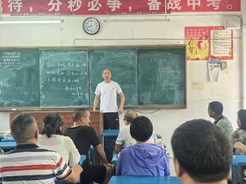 梽中全體教師積極探討鄉(xiāng)村學(xué)校特色辦學(xué)之道 應(yīng)對(duì)生源減少挑戰(zhàn)