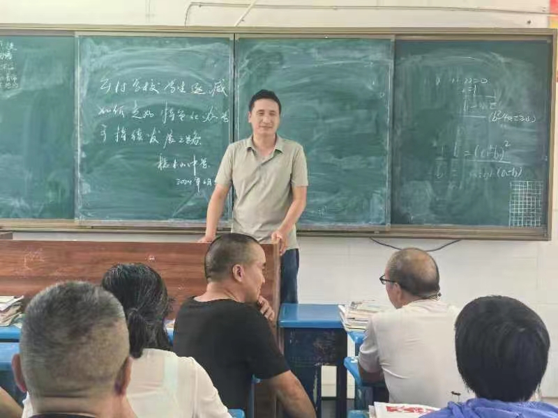 梽中全體教師積極探討鄉(xiāng)村學(xué)校特色辦學(xué)之道 應(yīng)對(duì)生源減少挑戰(zhàn)