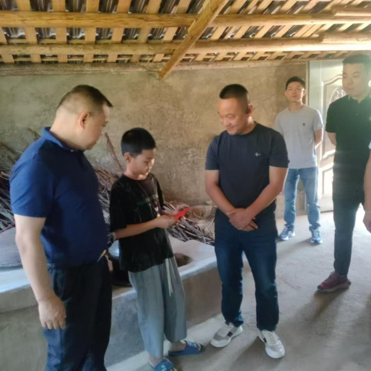 愛心人士情系貧困生