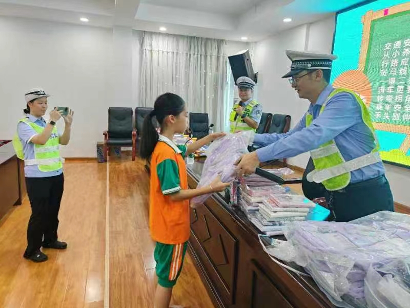 解放小學“小學生交通安全常識”秋季開學第一課