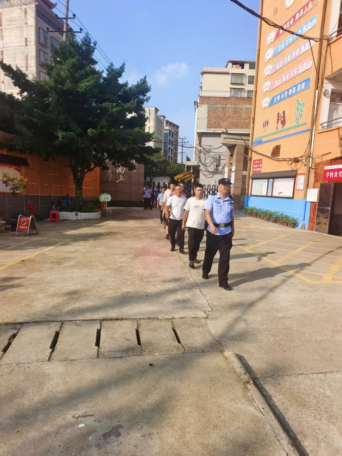 “警校聯(lián)動，共創(chuàng)平安校園