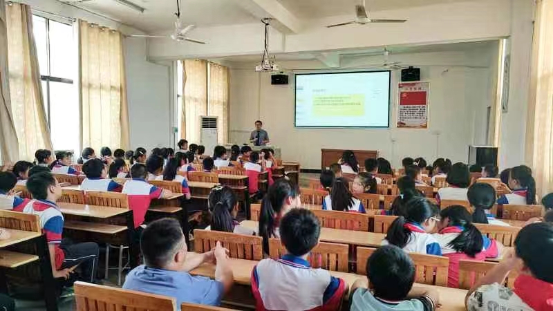 金稱市鎮(zhèn)中心完小開展“法治課堂進校園”