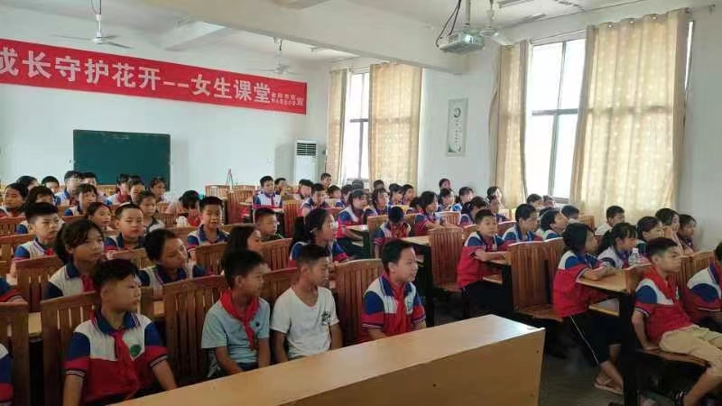 金稱市鎮(zhèn)中心完小開展“法治課堂進校園”