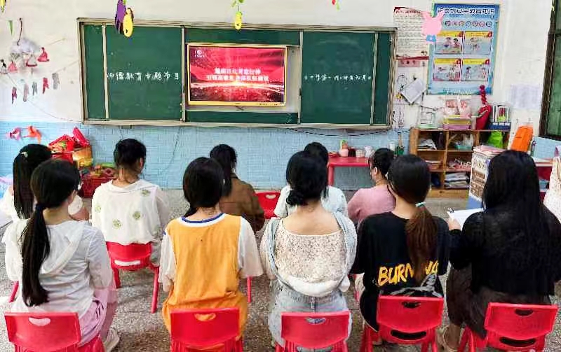 新寧縣崀山鎮(zhèn)中心幼兒園集中觀看師德教育專題節(jié)目