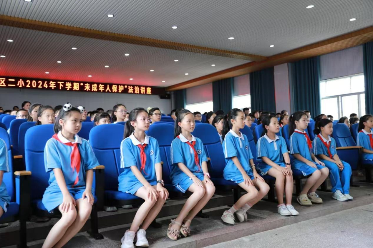 城區(qū)二小開(kāi)展“未成年人保護(hù)法”法治講座