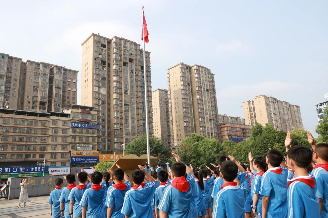 城區(qū)二小舉行新學(xué)期開學(xué)典禮