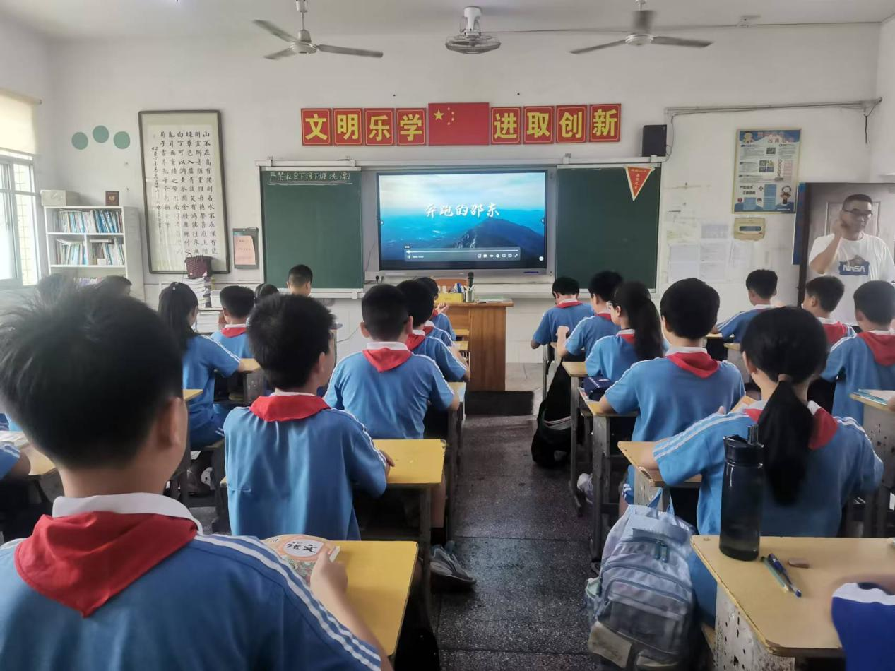 城區(qū)二小舉行新學(xué)期開學(xué)典禮