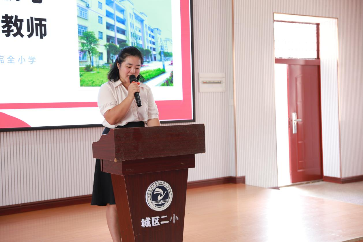 城區(qū)二小召開實(shí)習(xí)教師見面會(huì)