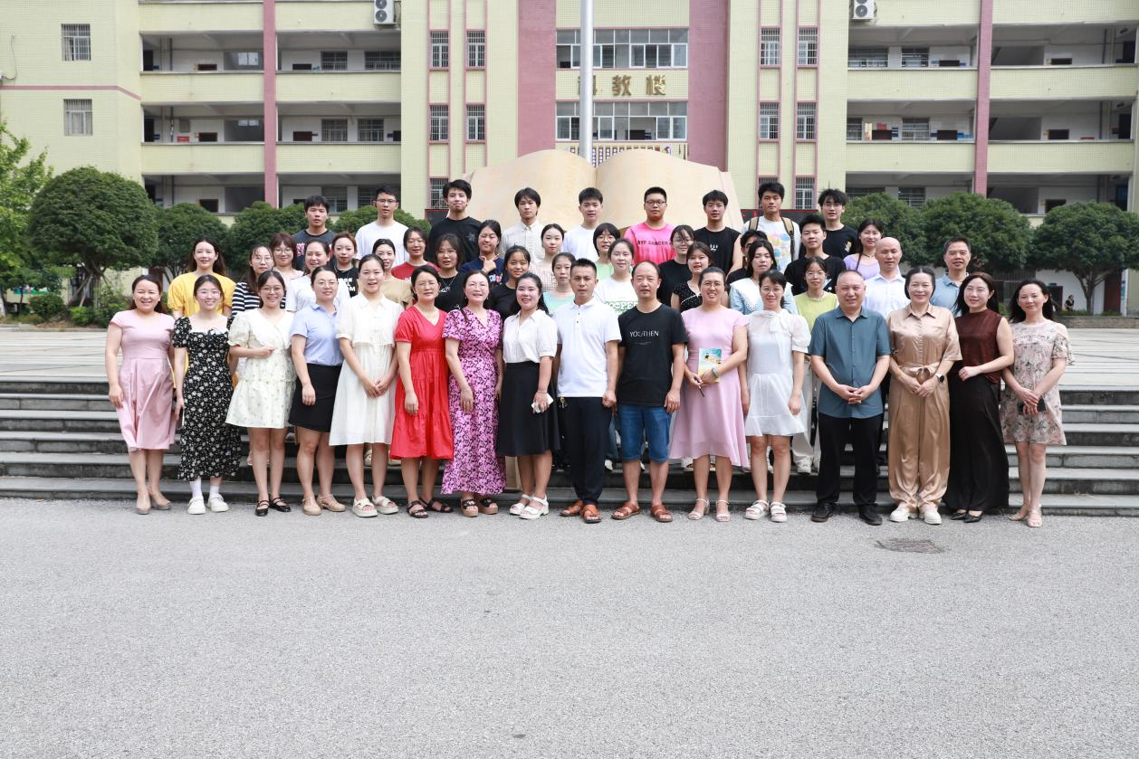 城區(qū)二小召開實(shí)習(xí)教師見面會(huì)